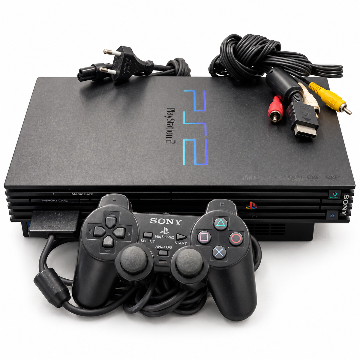 Nachgebildete Produktabbildung: gebrauchte schwarze Sony PS2 mit Controller davor sowie Strom- und AV-Kabel